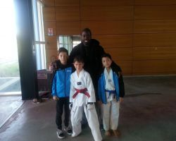 Jordan, Enzo et Steven avec Augustin Bata, un grand champion français.