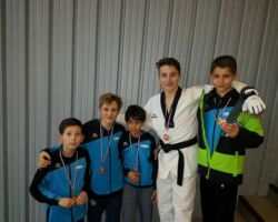 3 médailles d'or (Florian, Fabien et Enzo), 1 d'argent (Teva) et 1 de bronze (Jordan)